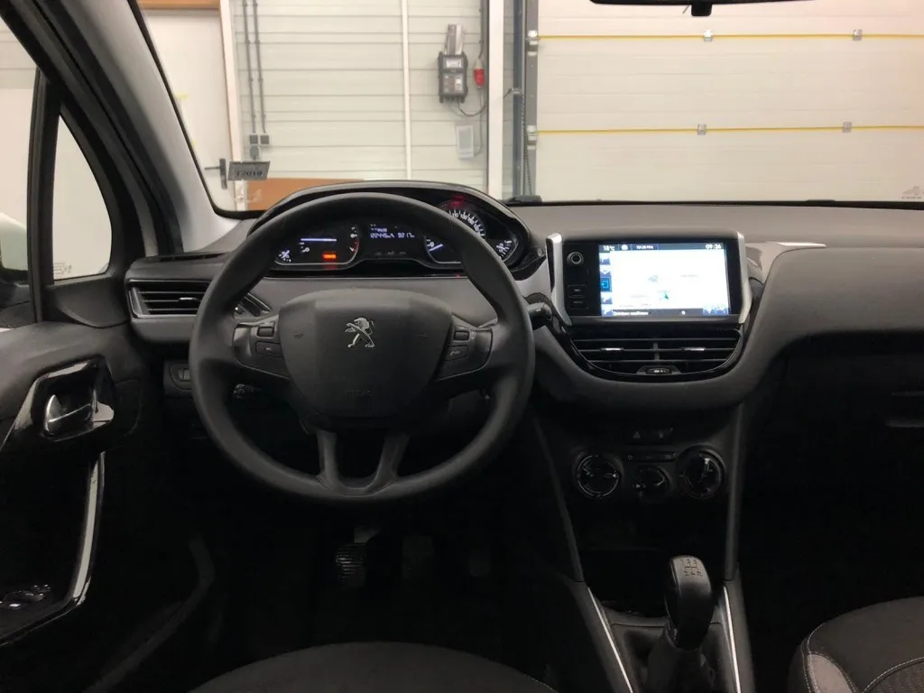 Peugeot 208 1.2 Pure Tech 5 deurs Blue Lease Navi Image 3